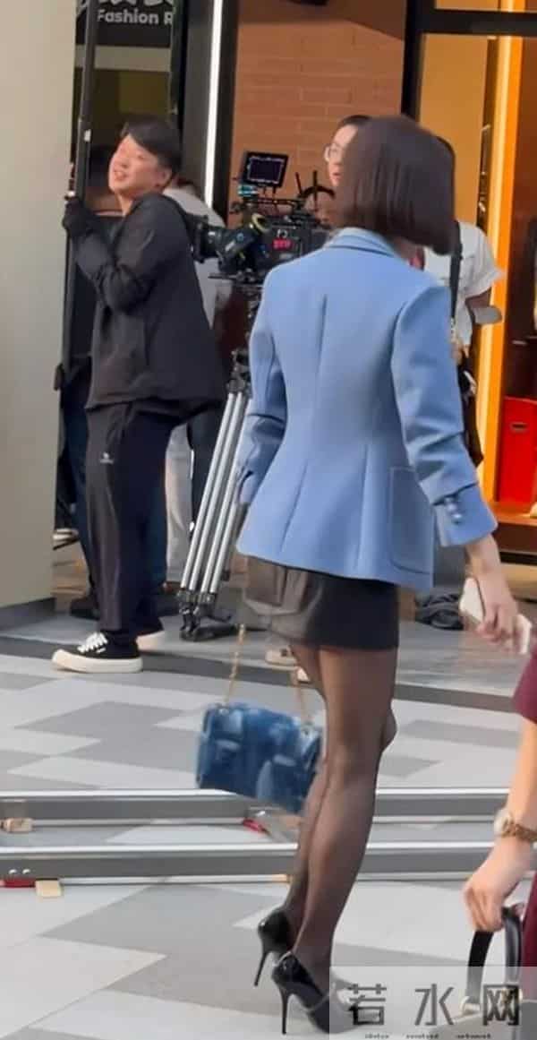 46岁秦岚宁波街头引围观!高跟鞋绑透明胶,黑丝造型太吸睛