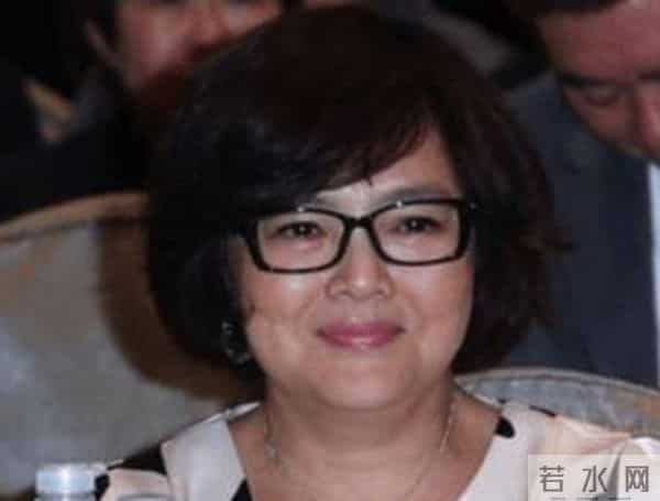 她5岁出道,13岁被逼着打抑制发育针,如今60多岁依然顶着一张童颜