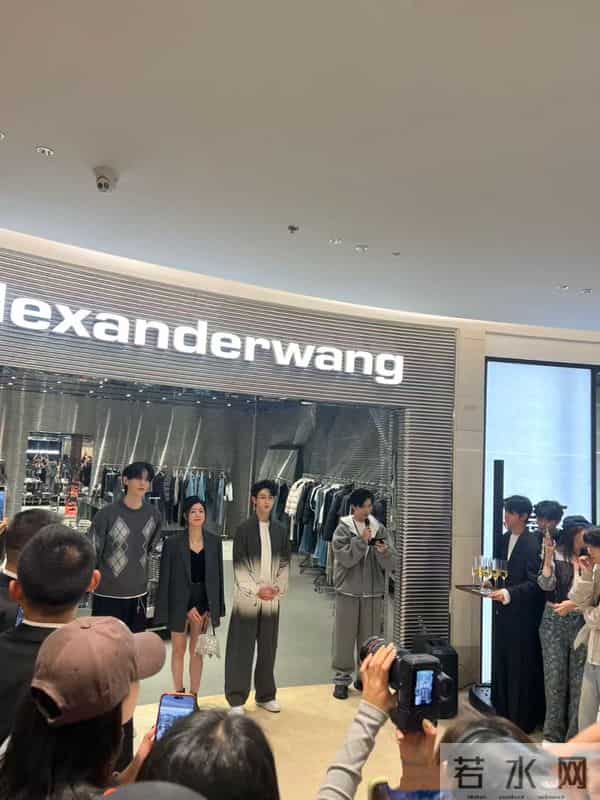 42岁陈妍希亮相活动,亮片西装配超短裤又美又飒,看着像二十出头