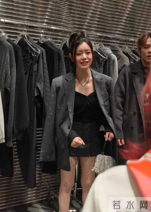42岁陈妍希亮相活动,亮片西装配超短裤又美又飒,看着像二十出头