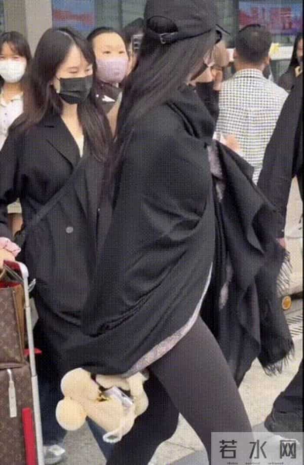 成龙机场主动喊刘亦菲合影,刘亦菲瑜伽裤显腿很细,身材太棒了