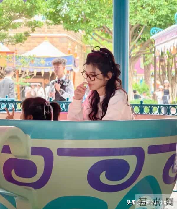 奚梦瑶晒与女儿合影,穿母女装去迪士尼给女儿庆生,孩子打扮时尚