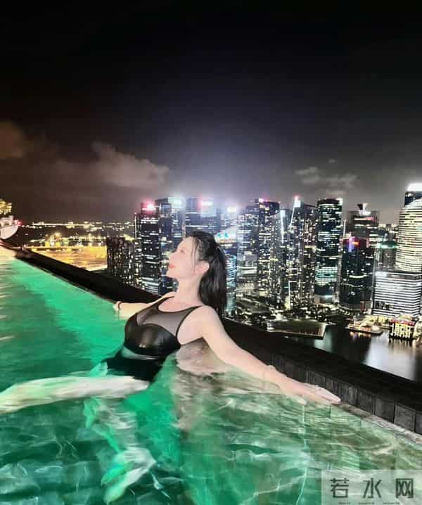 44岁张萌晒出泳池大片,与富豪老公结婚十年,身材依旧火辣!