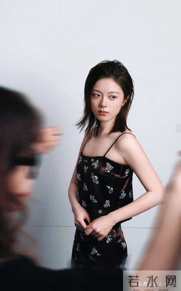 赵今麦今日新物料释出,穿吊带印花连衣裙,妆容淡雅又美又瘦!