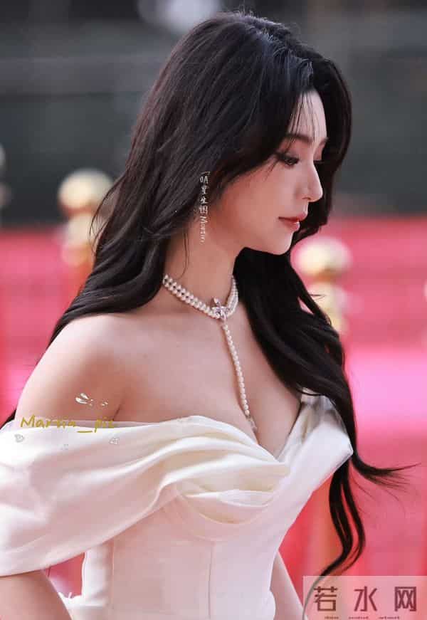 胡亦瑶长相甜美，身材却很火辣哦！