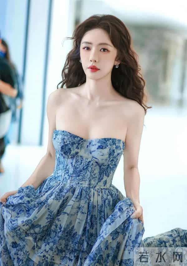 蔡文静抹胸礼服,身材也太好了