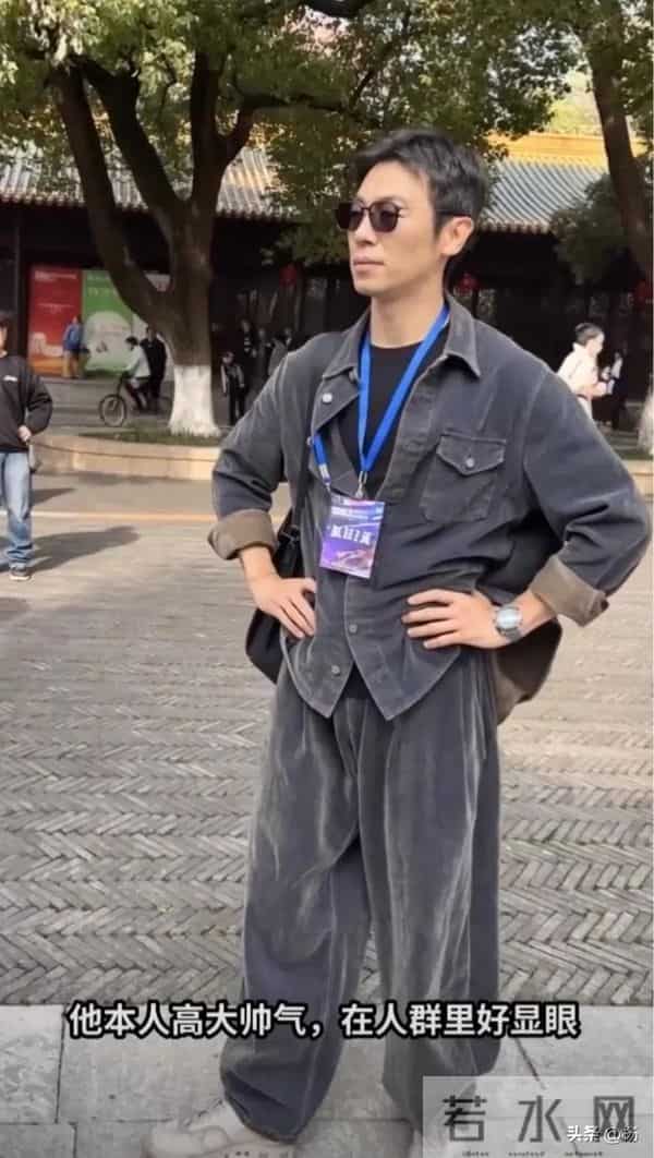 42岁朱亚文现身南京旅游，高大帅气人群里好显眼，脸上皱纹显成熟
