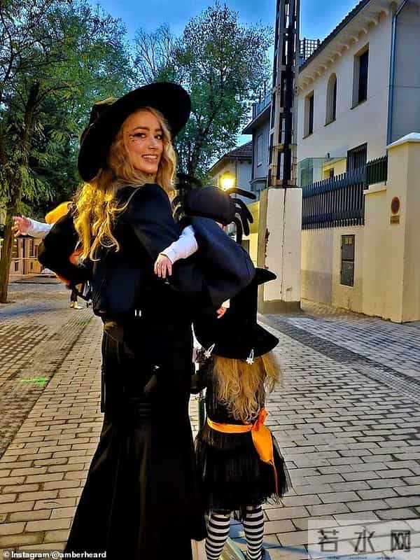 海后Amber Heard推着三娃走上马德里街头:女巫帽下的重生母亲