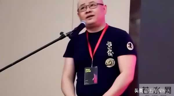 离婚33年后,再看刀郎“和富商私奔”的前妻,她后悔俩字说烂了