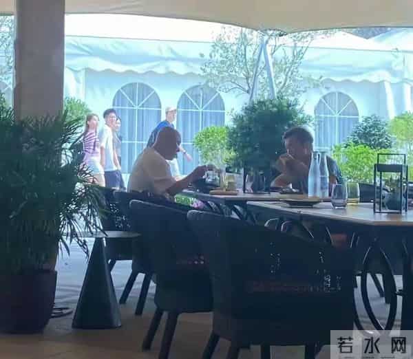 许志安 张卫健在香港浅水湾喝下午茶,他侧脸显老,张卫健光头显眼