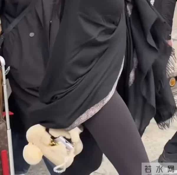 成龙机场主动喊刘亦菲合影,刘亦菲瑜伽裤显腿很细,身材太棒了