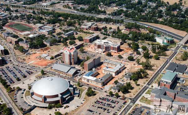 贝索斯前妻的“慈善逆行”:一月捐3亿给HBCUs,五年捐出半幅身家