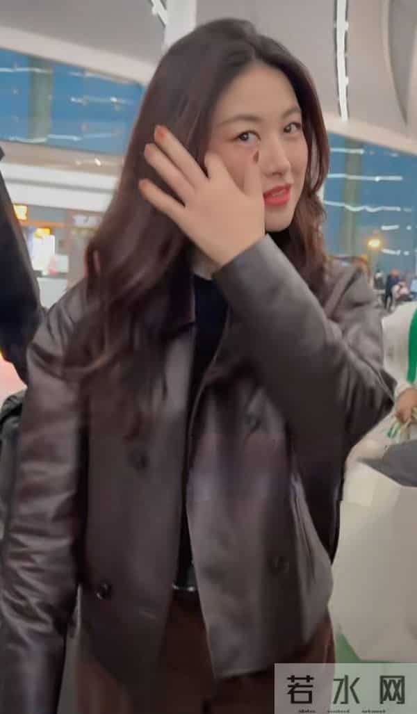 朱珠重庆机场出发,棕皮夹克搭长裤,波浪长发又飒又美