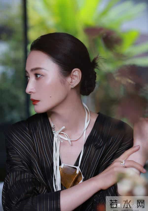 蒋勤勤出席电影大数据荣誉之夜，竖条纹中式衣，红唇点缀更显风情