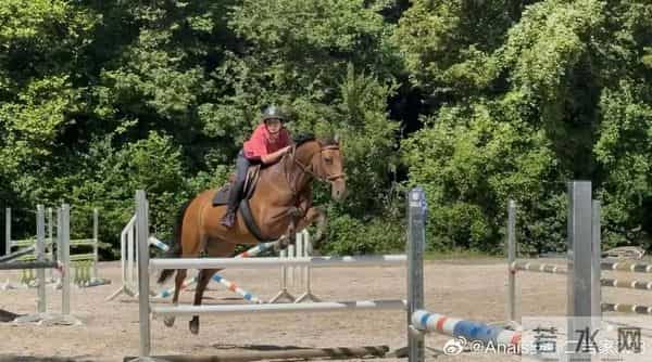 偶遇刘烨儿子陪妹妹霓娜骑马,15岁诺一打扮潦草粗糙,差点认不出