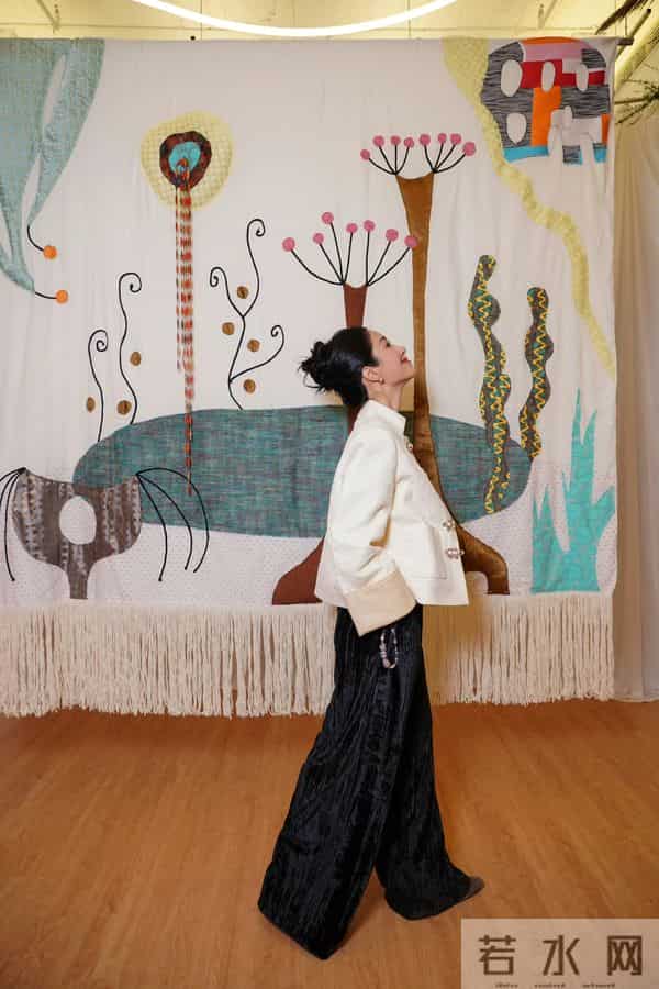 杨采钰和妈妈合照曝光,杨妈妈漂亮又有气质,看起来好年轻的呀!