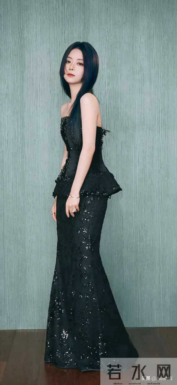 谭松韵今日造型太惊喜了!全新发型搭配黑色礼服衬得她优雅又迷人