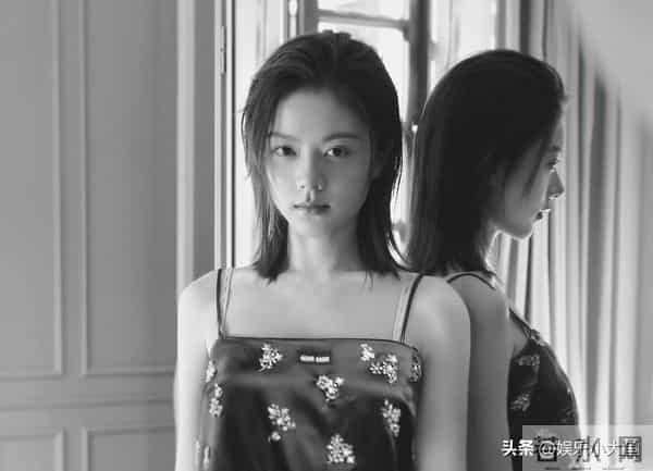 赵今麦今日新物料释出,穿吊带印花连衣裙,妆容淡雅又美又瘦!