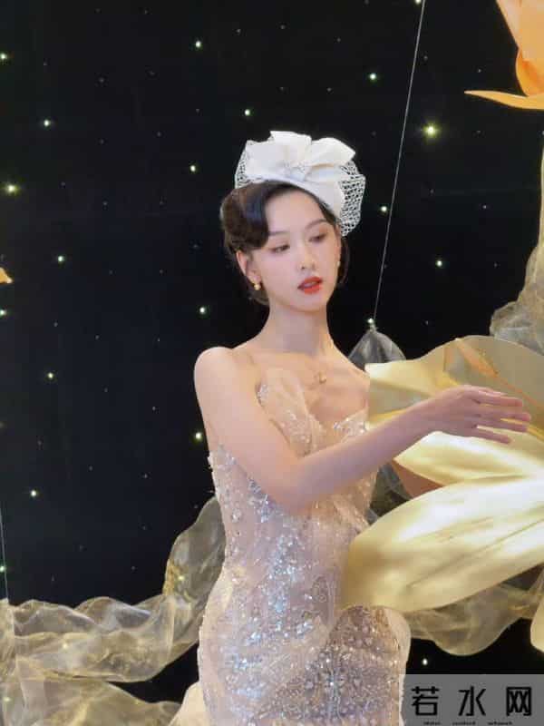 女星陈都灵与秋风约会:谱写梦幻篇章!