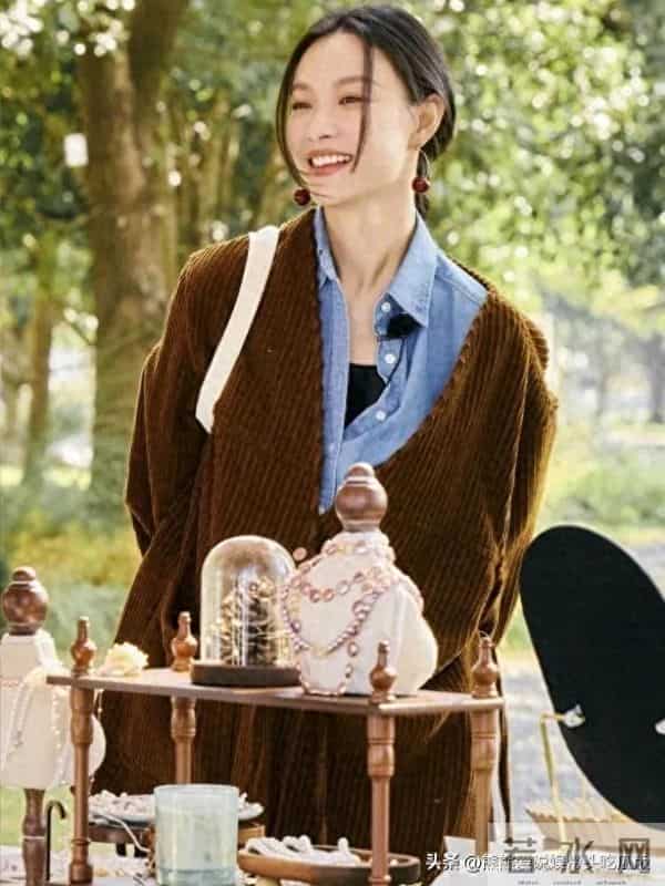 倪妮真是穿搭高手！美拉德外套+阔腿裤+德训鞋，时髦洋气又减龄！