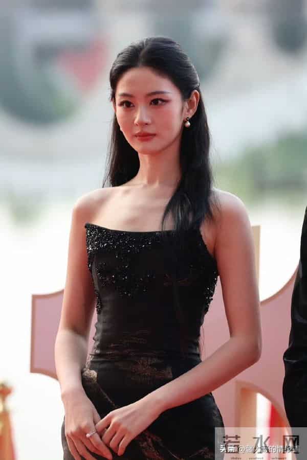 高颧骨多不上镜?文荣奖上于正旁边的赵晴近拍和远拍仿佛是两个人