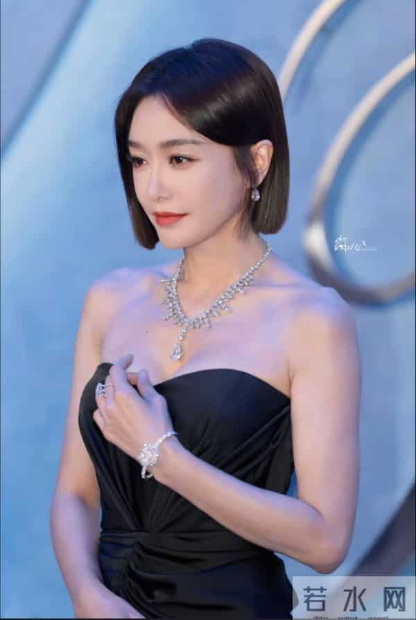 秦岚风采依旧,身材样貌管理的真好,性感黑裙穿搭