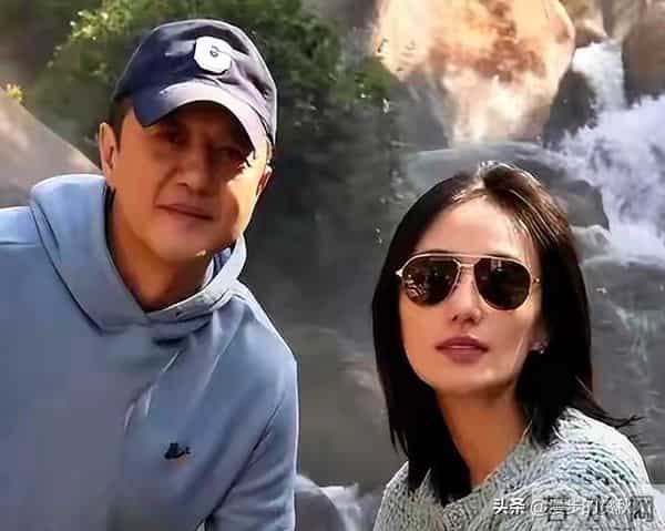 王菲对李亚鹏的“疏离感”藏不住:离婚11年同框仍显尴尬。