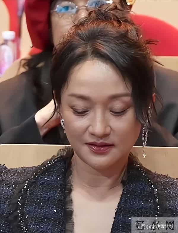 50岁周迅头发花白,瘪嘴模样一脸老态认不出,无儿无女成最大遗憾