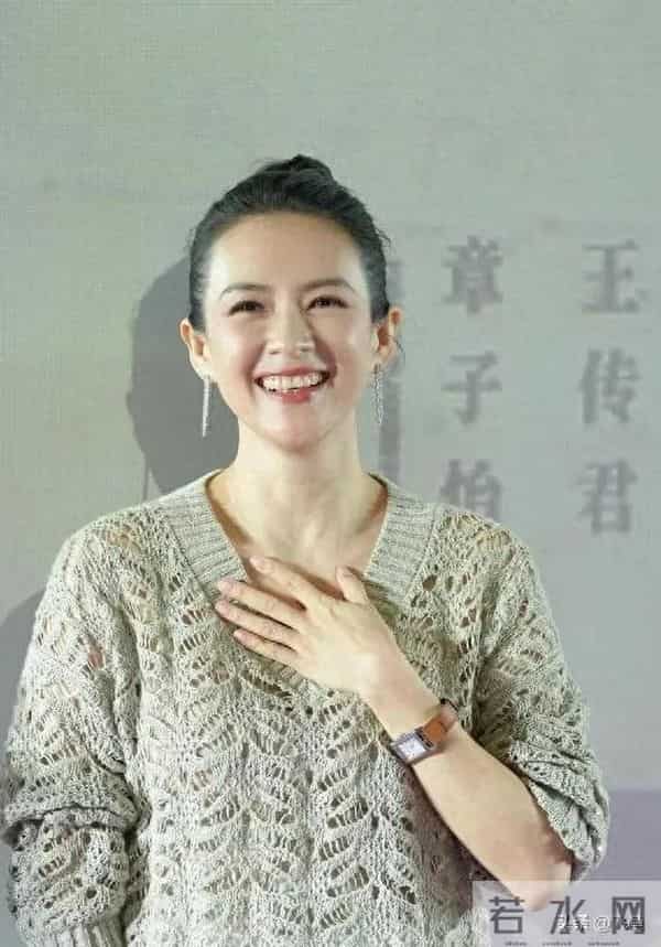 46岁章子怡增肥后大变样!穿针织衫+白裤好显贵,差点认不出!