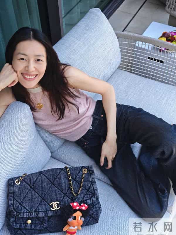 磕到了!刘雯回新加坡感受夏天,评论区直接被狠狠的秀到!