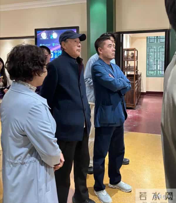 65岁陈宝国现身南京师范大学,一身正装气质儒雅,展现艺术修养!