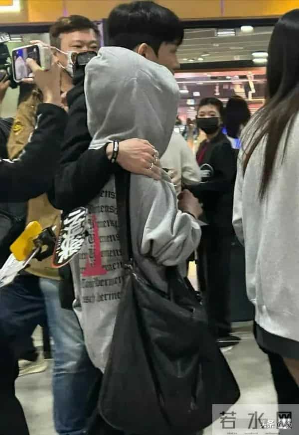 小S去看韩星权志龙演唱会，男助理搂着她肩膀一直保护，举止亲密