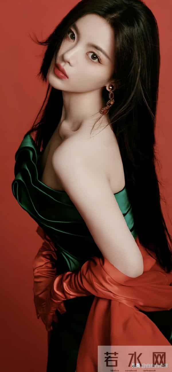 杨超越,除了颜值和身材,就剩性感了!