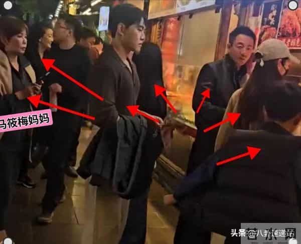 汪小菲一家成都度假,两姐弟照片又流出,小玥儿装扮太意外