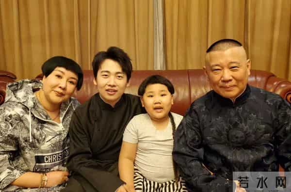 郭德纲带妻儿澳洲度假，大庄园挽手合照，郭汾阳扎耳洞手机不离手