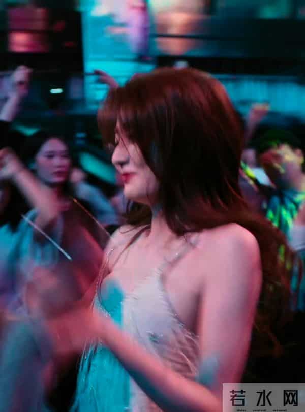 真看不出来 徐璐挺放的开的 蹦迪嗨玩 肚兜美背撩人