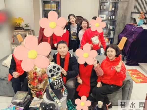 32岁杨紫陪父母和家人相聚,杨紫父亲低调随和,杨紫母亲状态年轻