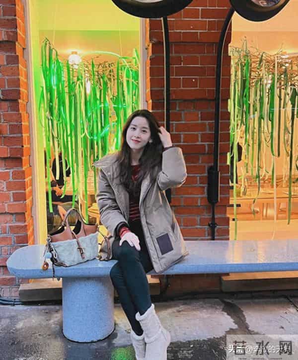 章泽天久违晒新年照，手上戴4个戒指，俏丽模样越来越美！