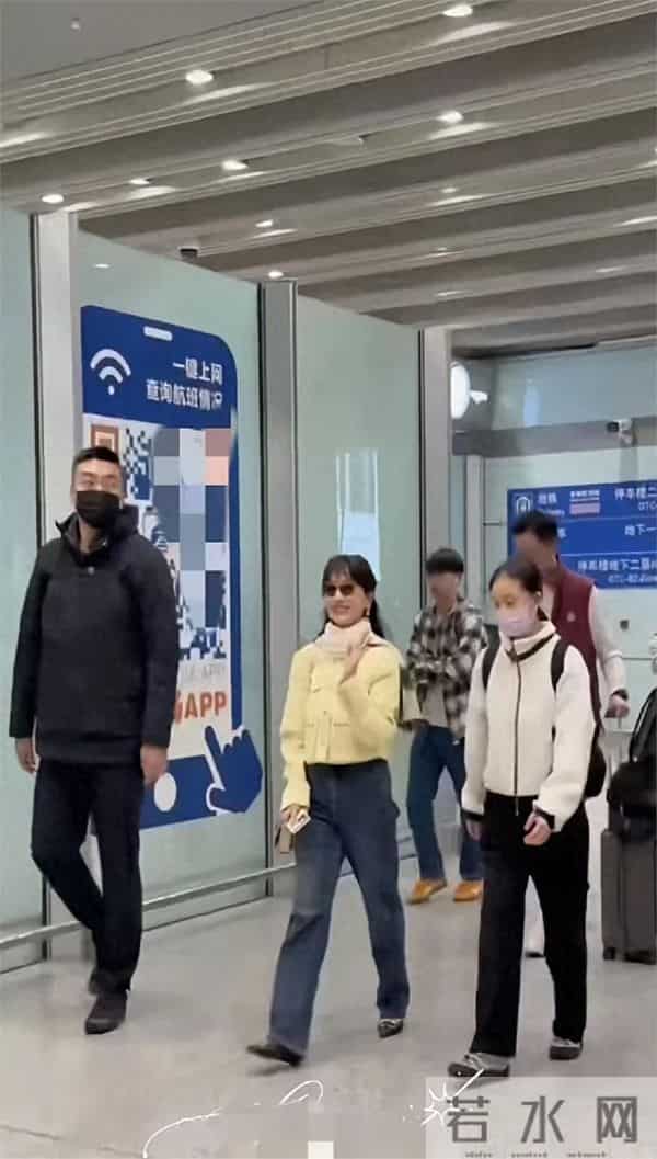 72岁的赵雅芝近照曝光,手背青筋爆出,有大肚腩,走路像个老太太