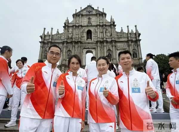 何超琼戴大钻石耳饰很华丽,她的头发白了,她和何超盈女儿合影