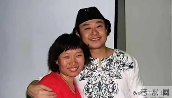 离婚33年后,再看刀郎“和富商私奔”的前妻,她后悔俩字说烂了