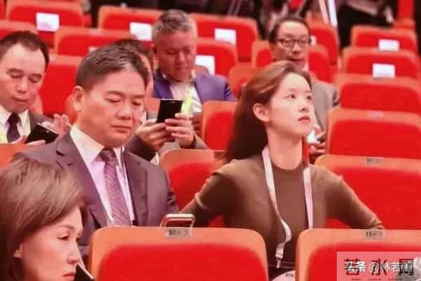 刘强东章泽天出席峰会,夫唱妇随好甜蜜,章泽天打扮休闲,很松弛