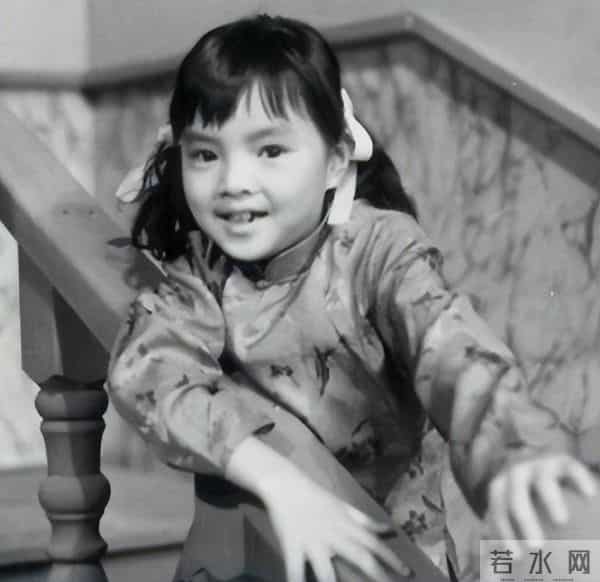 她5岁出道,13岁被逼着打抑制发育针,如今60多岁依然顶着一张童颜