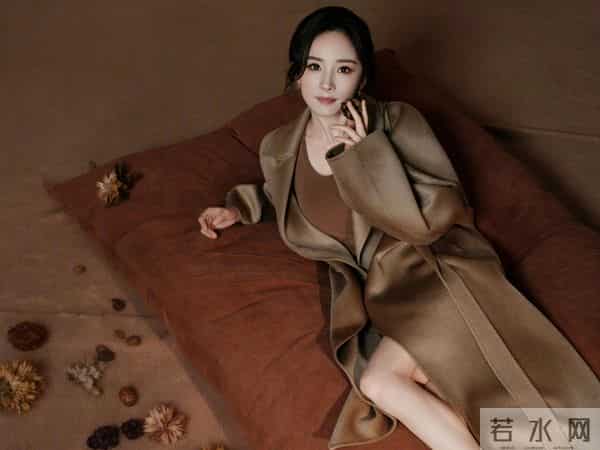 杨幂对自己的美脚丫很自信,杨幂的腿又白又嫩