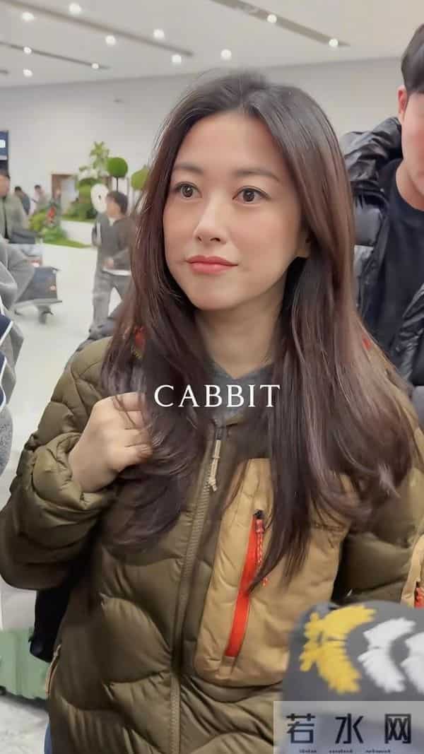朱珠现身机场被偶遇 身穿吐司羽绒服搭牛仔裤 真是人美穿啥都好看