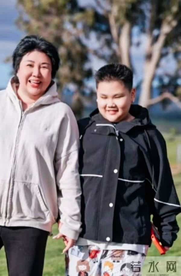 郭德纲带妻儿澳洲度假，大庄园挽手合照，郭汾阳扎耳洞手机不离手