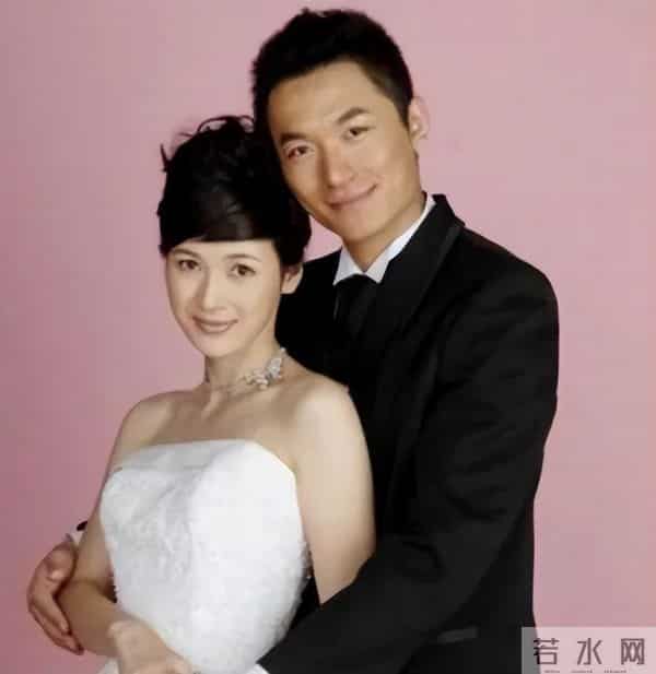 陆毅同班同学朱泳腾,与初恋富婆恩爱17年,但15岁儿子不像他