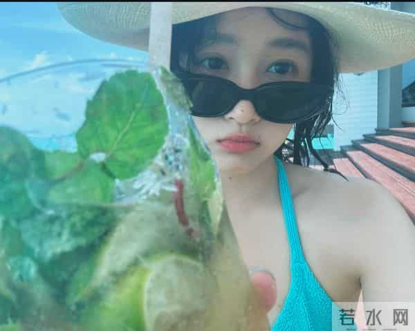 关晓彤越来越有女人味了 床头照秀身材 比基尼火辣