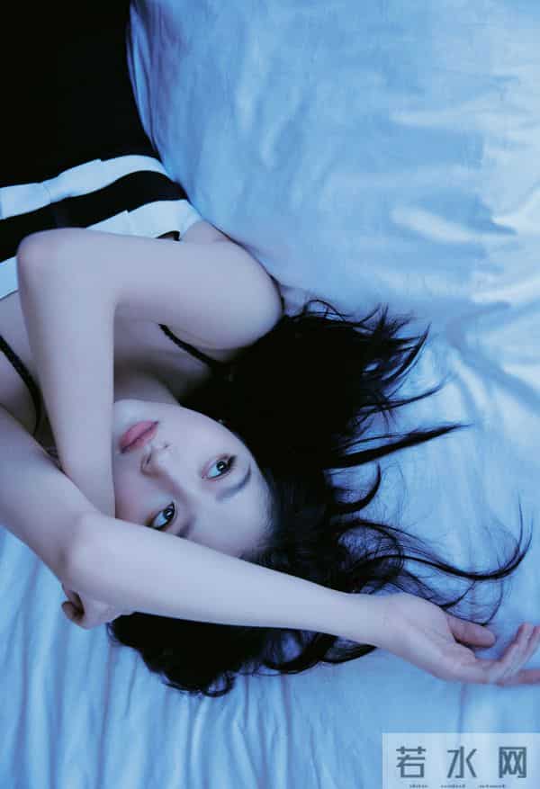 关晓彤越来越有女人味了 床头照秀身材 比基尼火辣