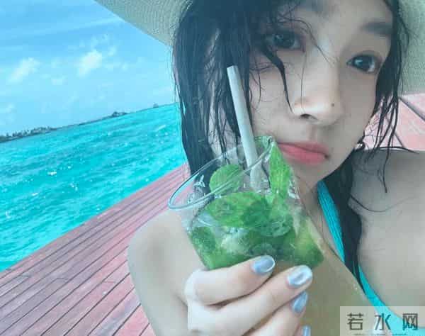 关晓彤越来越有女人味了 床头照秀身材 比基尼火辣